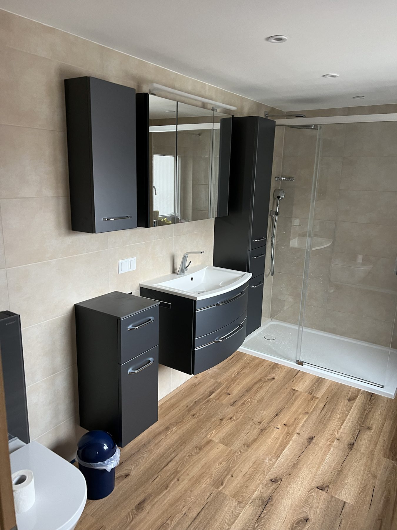 Modernisiertes Zimmer mit Boden und Medienwand